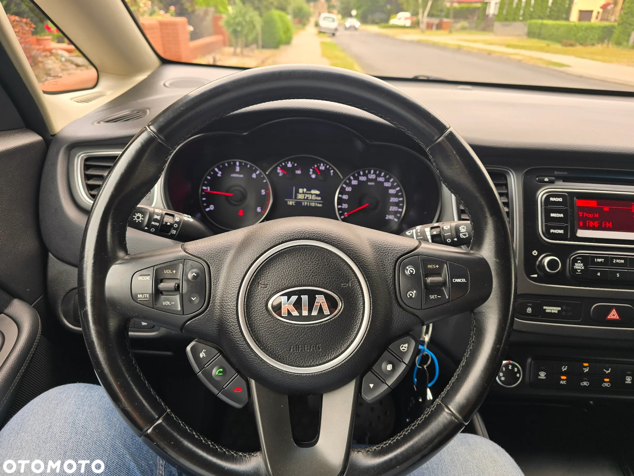 Kia Carens 1.7 CRDi 115 UEFA EURO 2016 - 11