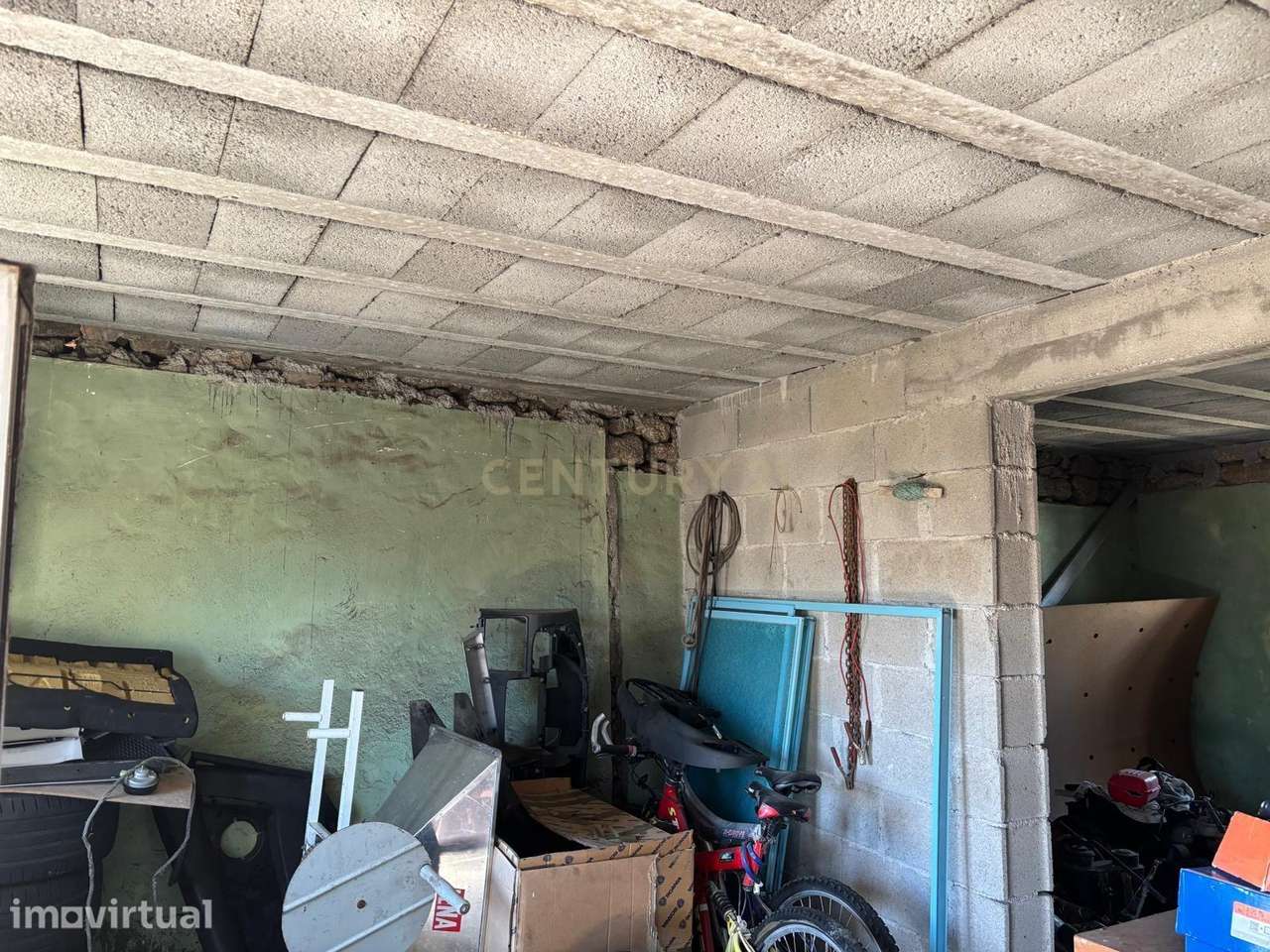 Moradia para reabilitar com garagem, forno a lenha e quintal - Grande imagem: 3/7