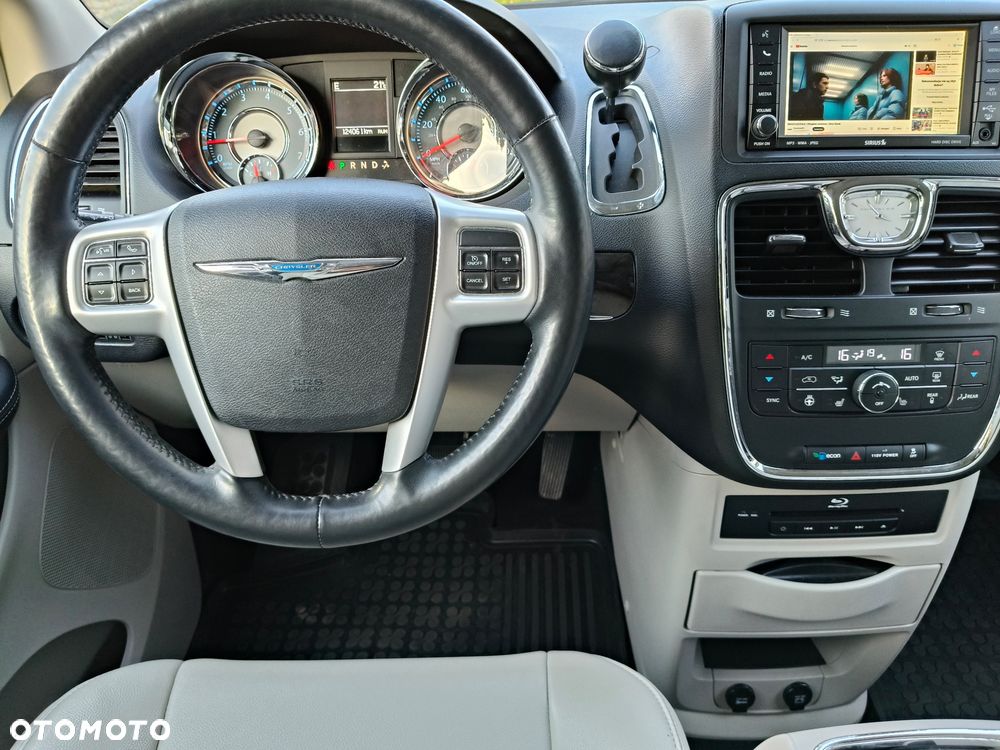 Chrysler Town & Country - 10
