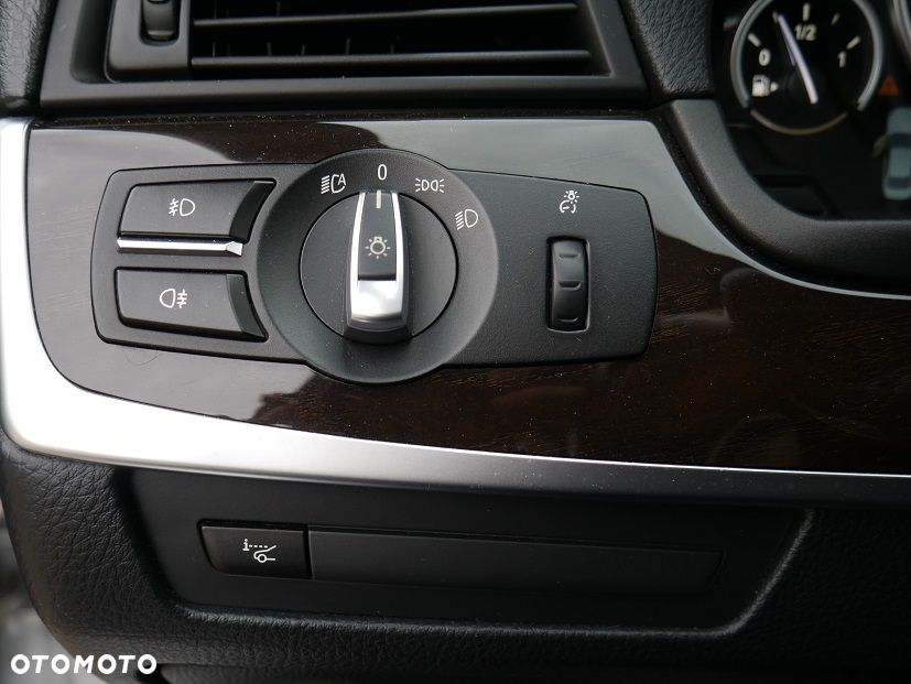 BMW Seria 5 528i xDrive Sport-Aut Luxury Line - 25