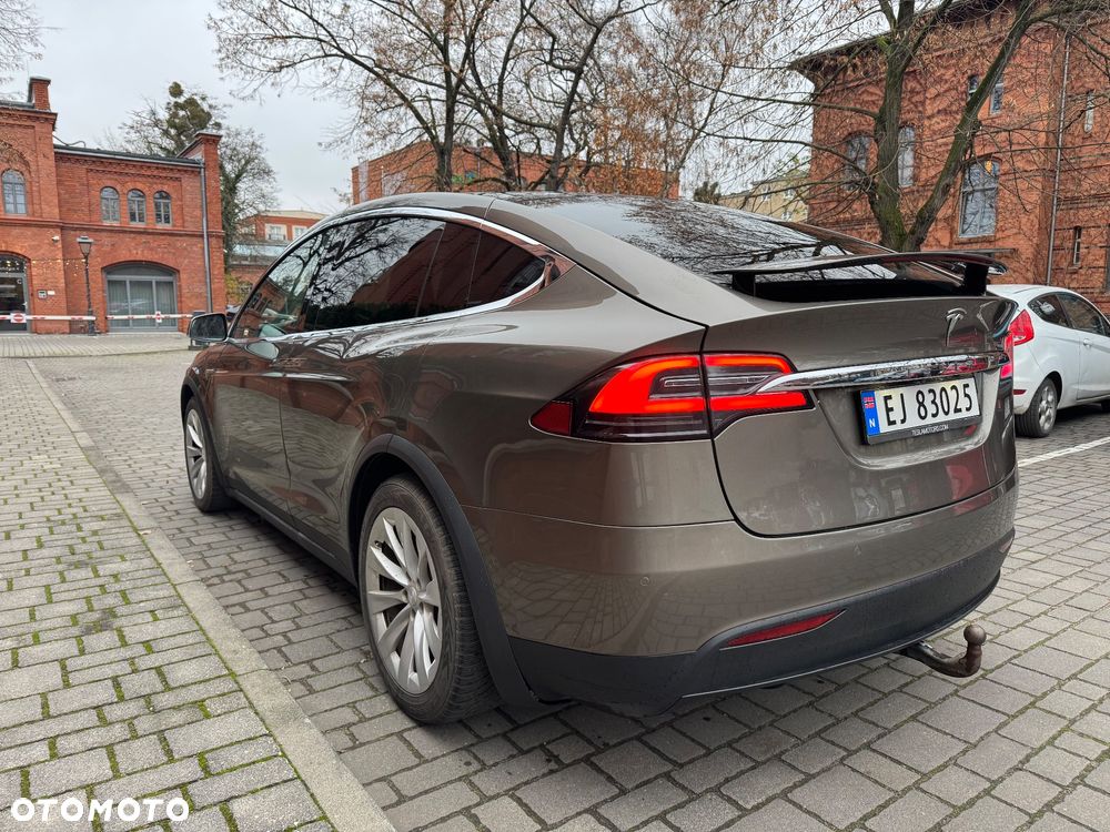Tesla Model X - 4