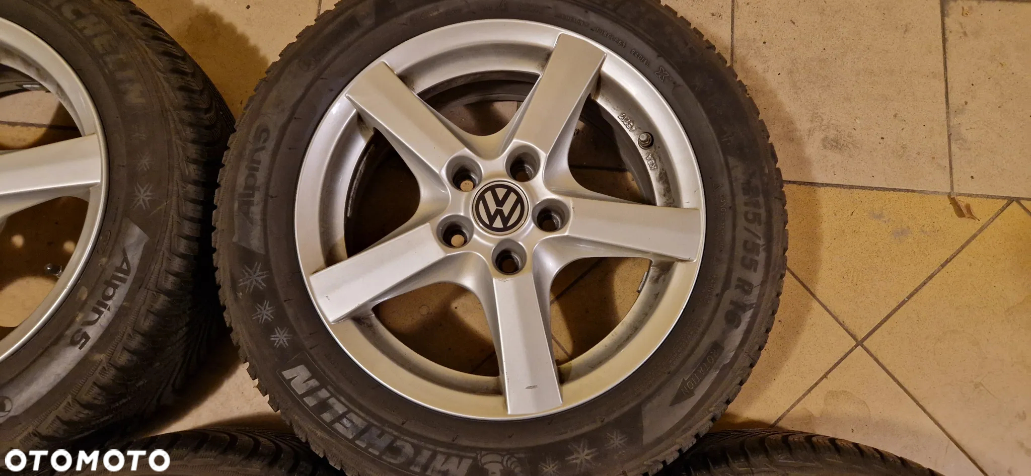 Sprzedam komplet kół z felgami aluminiowymi do VW Passata. Opony Michelin 215/55/R16 - 3