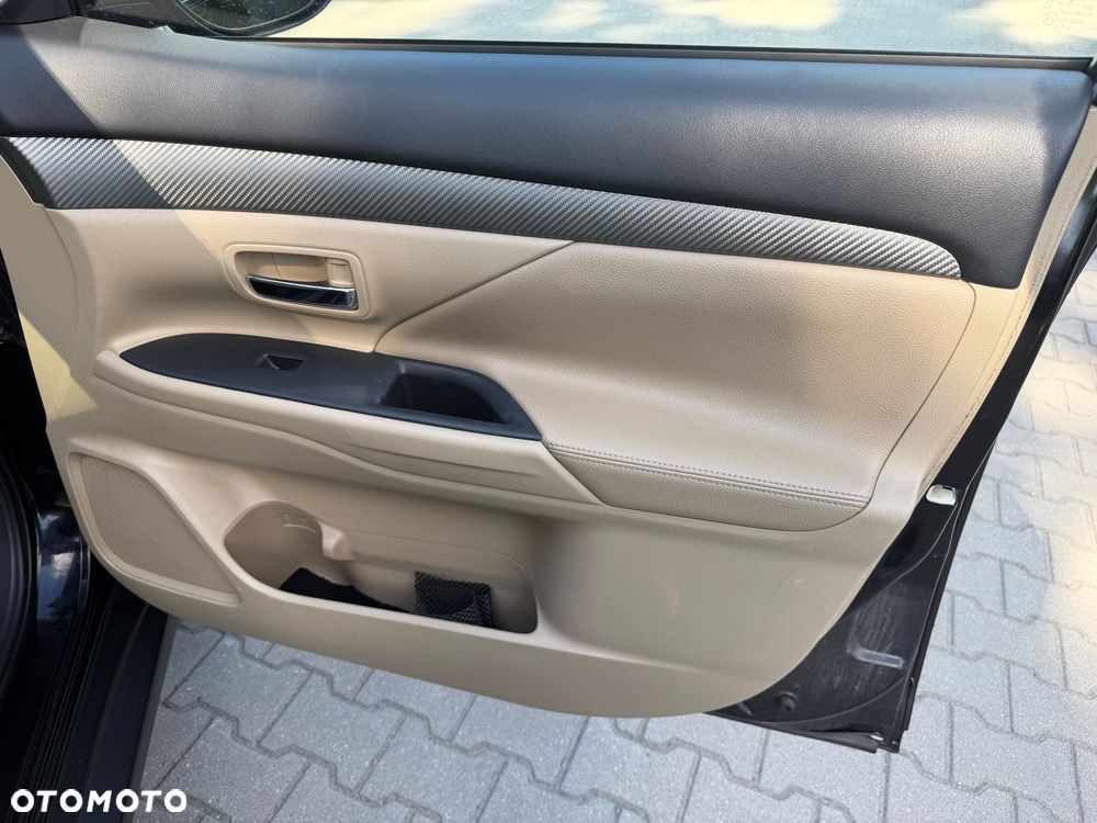 Mitsubishi Outlander 2.2 DI-D 4WD Plus - 15
