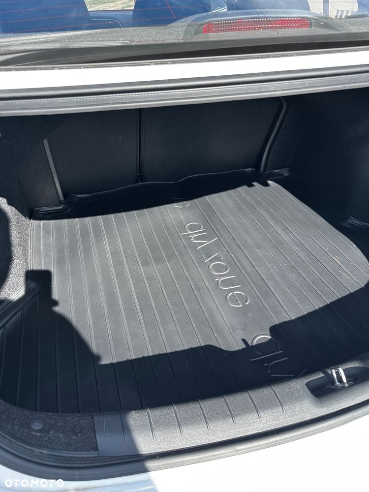 Hyundai Elantra 1.6 Comfort Premiere - 24