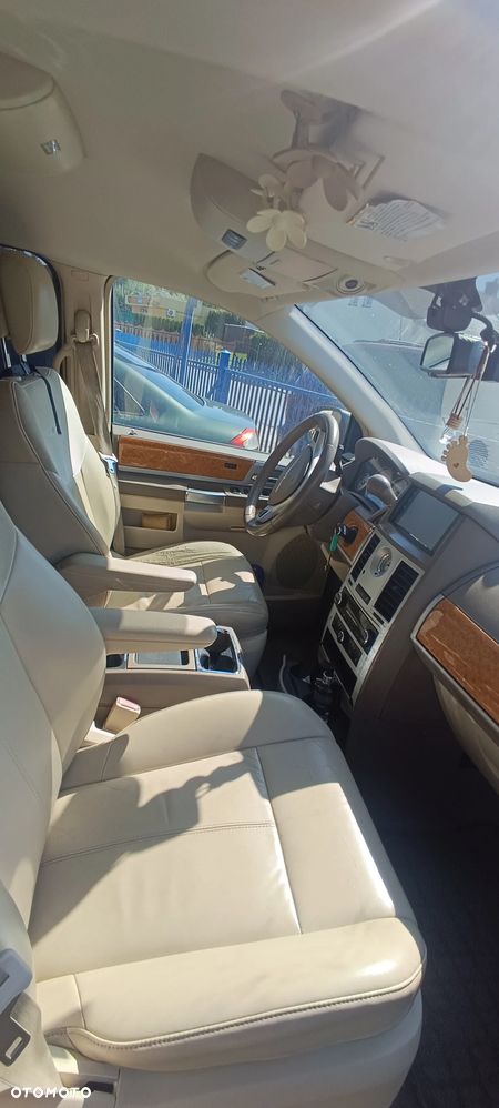 Chrysler Town & Country - 1
