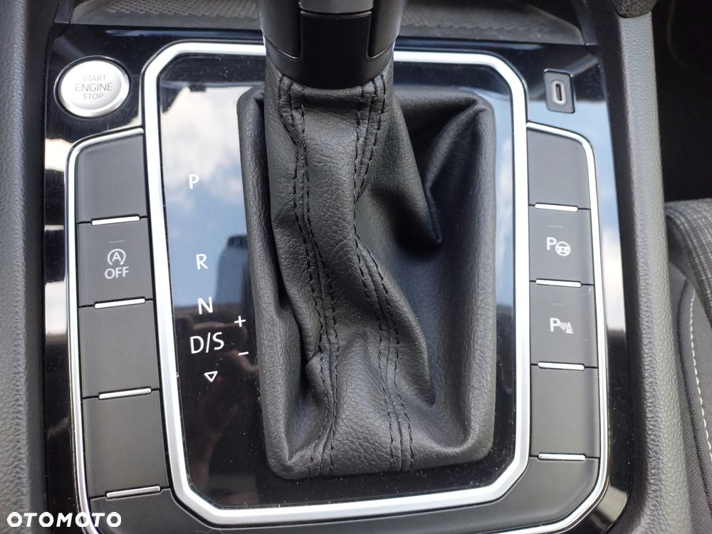 Volkswagen Passat Variant 2.0 TDI SCR DSG 4Motion Elegance - 25
