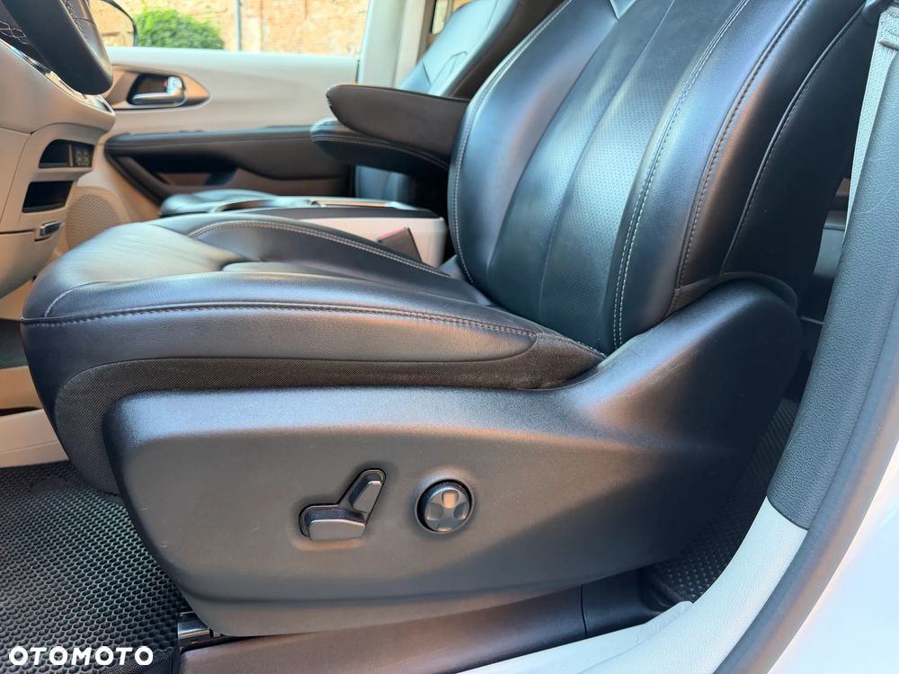 Chrysler Pacifica - 17