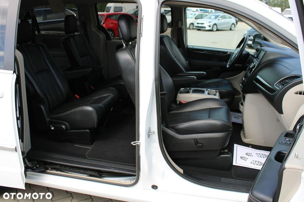 Chrysler Town & Country - 26