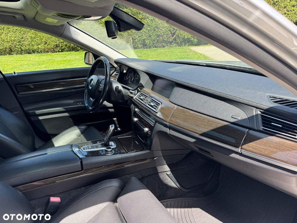 BMW Seria 7 750Li - 22