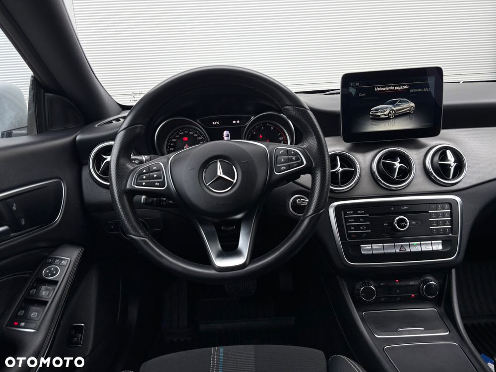 Mercedes-Benz CLA 180 7G-DCT Urban - 26