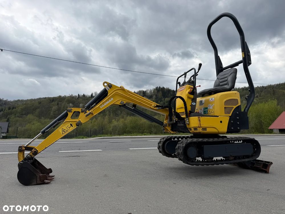 Yanmar SV08-1AS Japońska Minikoparka Gąsienicowa. Koparka 1,1 tony. Maszyna jak Nowa. 2017rok. Pochodzi z Norweskiego Gospodarstwa Ogrodniczego! 2 Rozsuwane Podwozie. Dokumentacja. Dodatkowe sekscje Hydrauliczne na młot lub wiertnice. Ani deka luzów czy wycieków. Szybkozłącze. Skrętne ramię. OKAZJA Zadbana Maszyna! Bardzo oszczędny silnik Yanmar. Mocne pompy Hydrauliczne!! 851mtg. Ani deka luzów czy wycieków, Aktualna Dekra. Po serwisach! - 40
