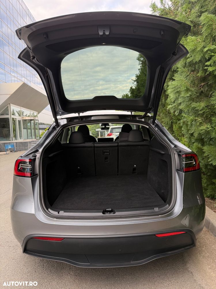Tesla Model Y - 12