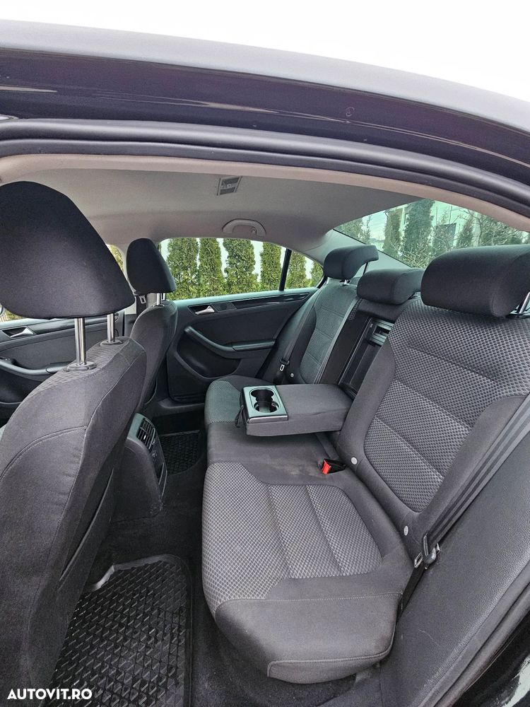 Volkswagen Jetta 1.4 TSI Trendline DSG - 24