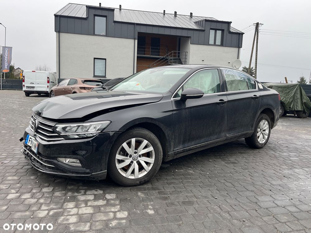 Volkswagen Passat - 1