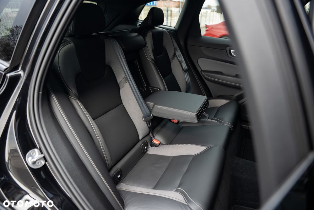 Volvo XC 60 B5 B AWD Ultimate Dark - 36