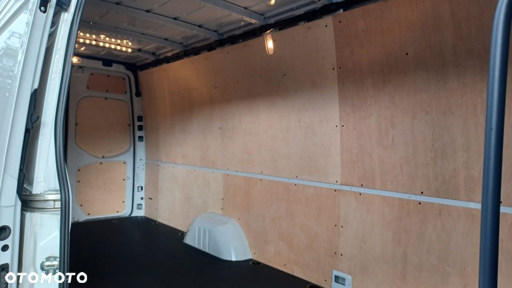 Mercedes-Benz Sprinter - 11