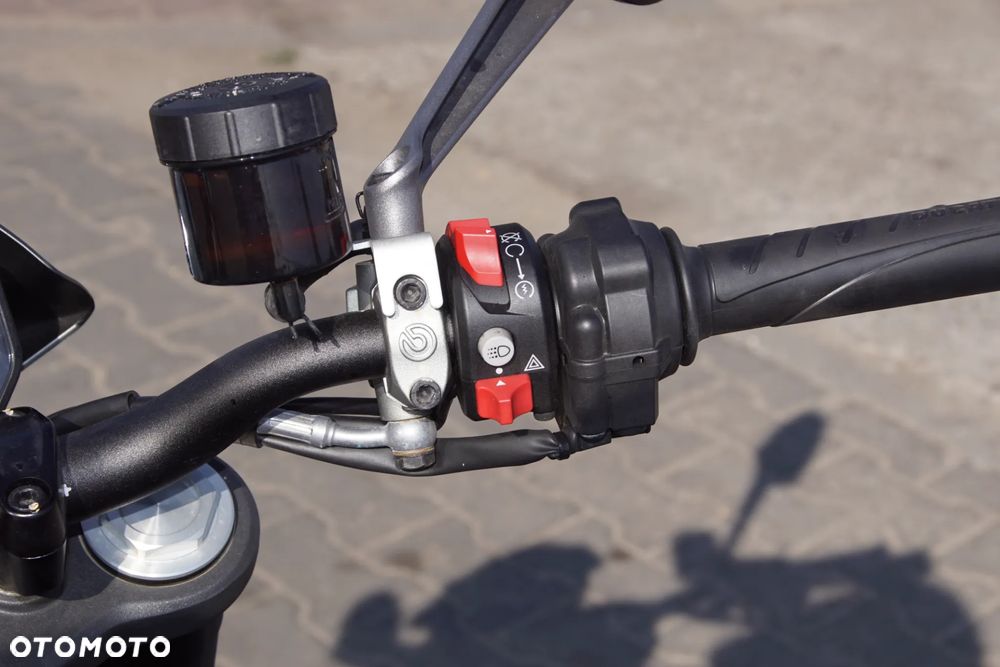Motocykl na części - Ducati Monster 937 Plus 937 cm3 111 KM 937W4N 2021R Silnik Skrzynia Lampa Osłona Lusterko Błotnik Owiewka Siedzenie Łańcuch Wahacz Laga Sterownik Moduł Czujnik Licznik Manetka - 8