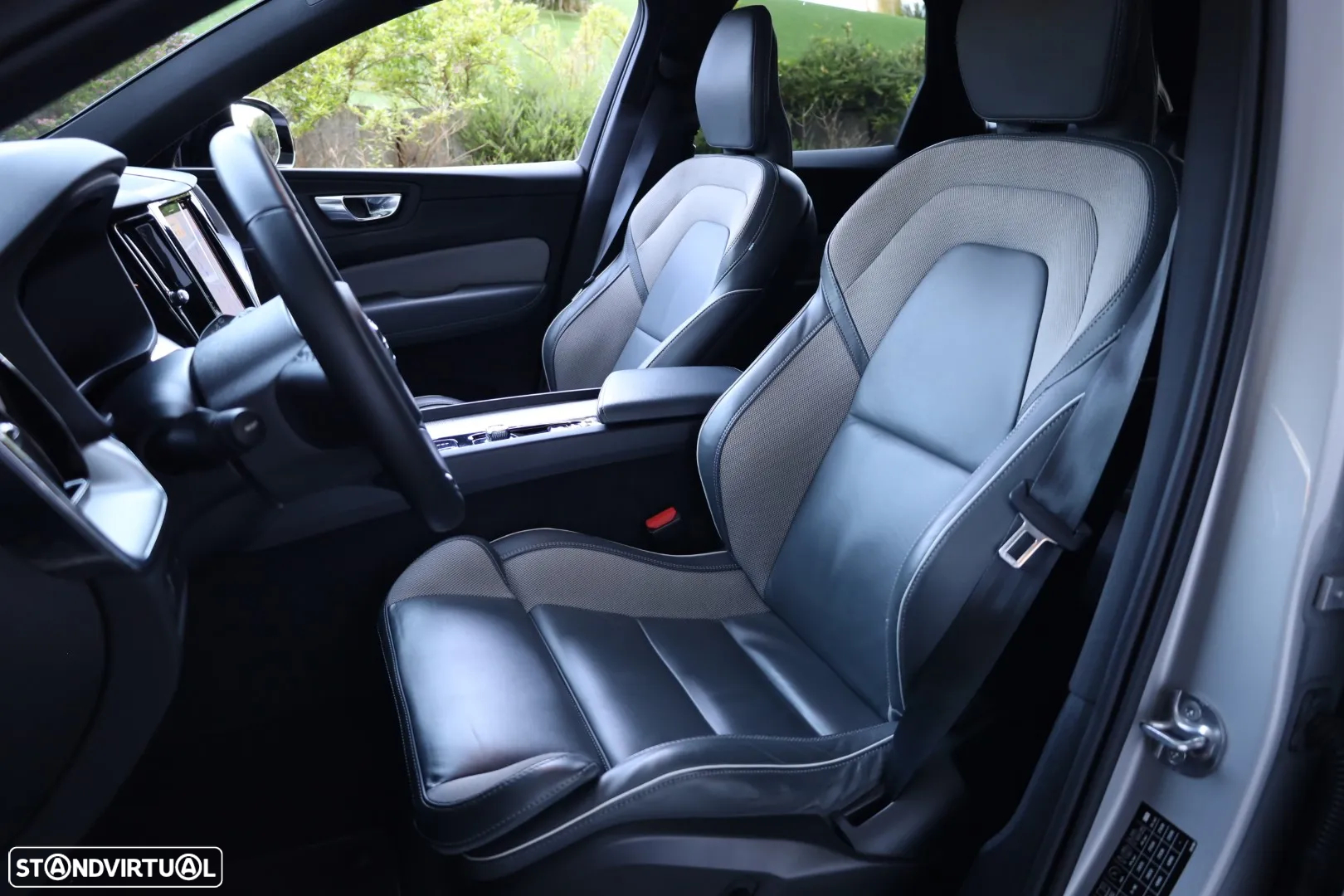 Volvo XC 60 2.0 B4 Plus Dark - 48