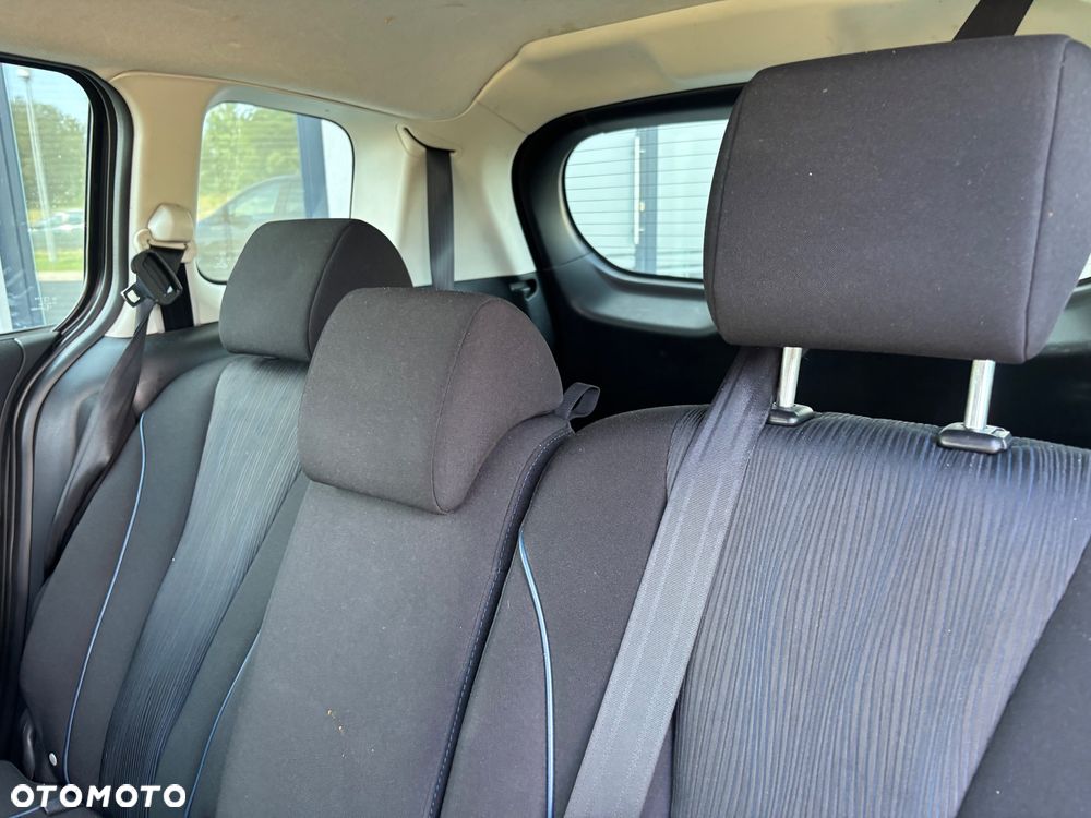 Mazda 5 - 10