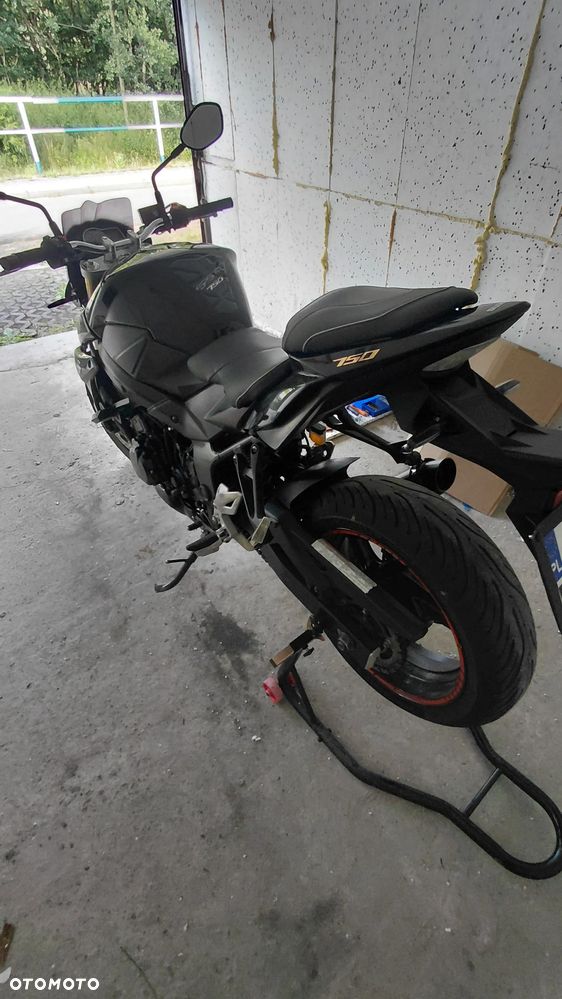 Suzuki GSR - 16