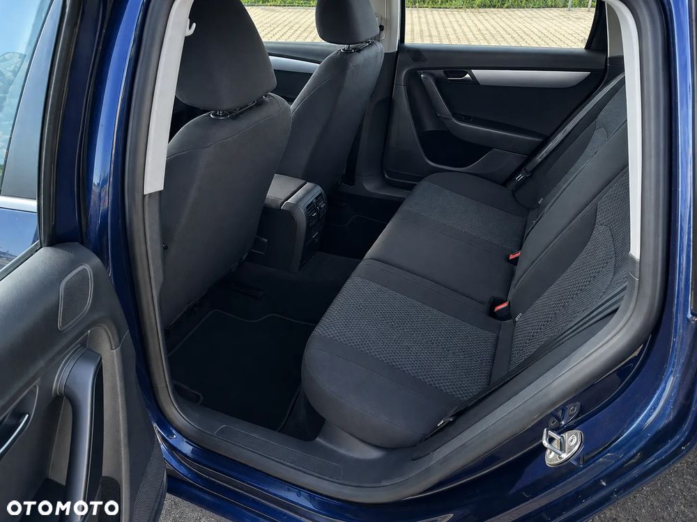 Volkswagen Passat - 12