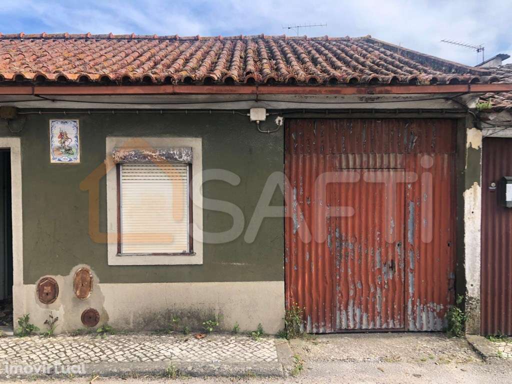 Moradia T3 para recuperar no centro de Torres Novas - Grande imagem: 4/31