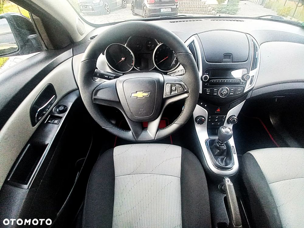 Chevrolet Cruze Station Wagon 1.6 LS - 10
