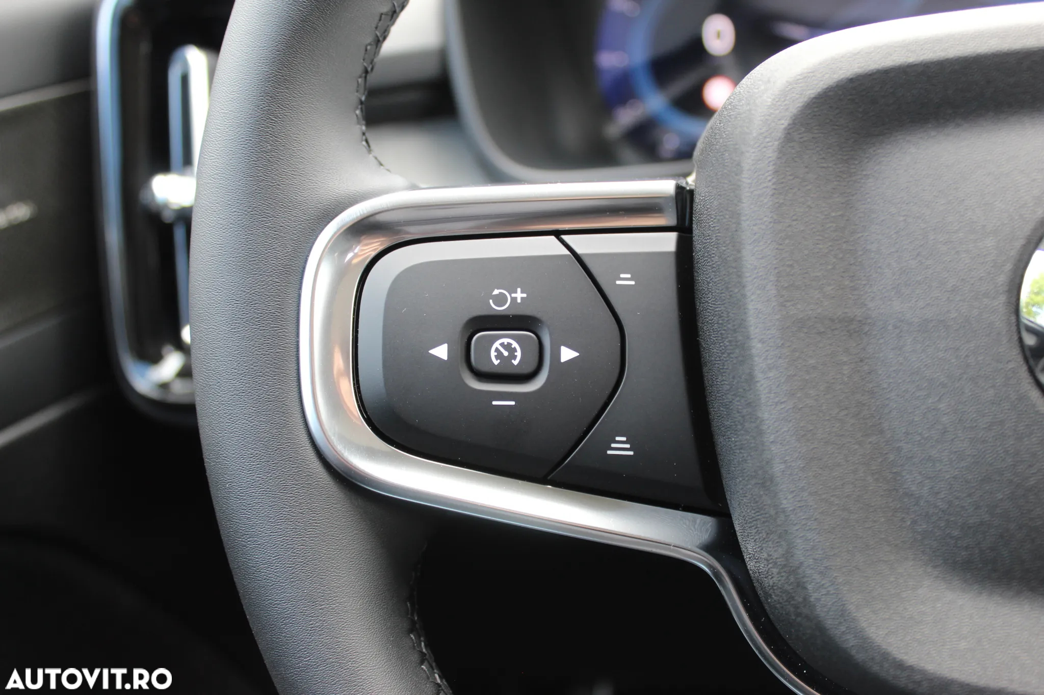 Volvo XC 40 B3 AT FWD MHEV Plus Dark - 15