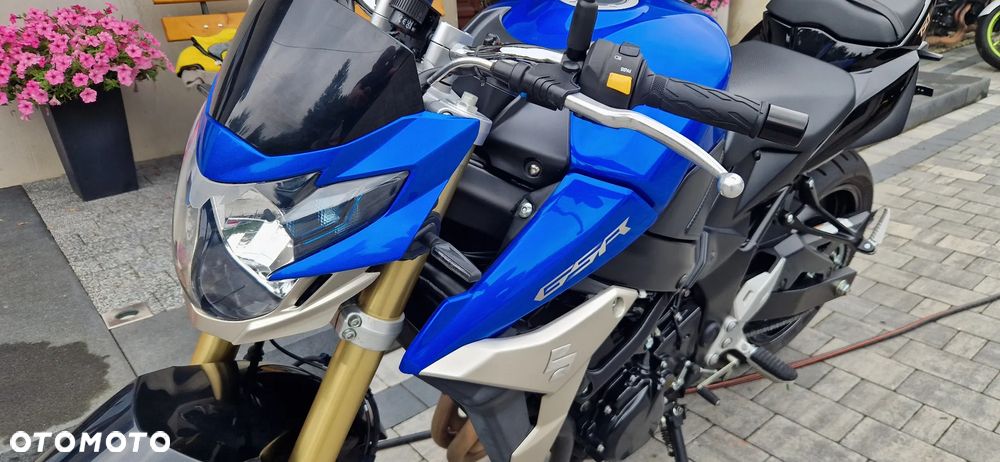 Suzuki GSR - 3