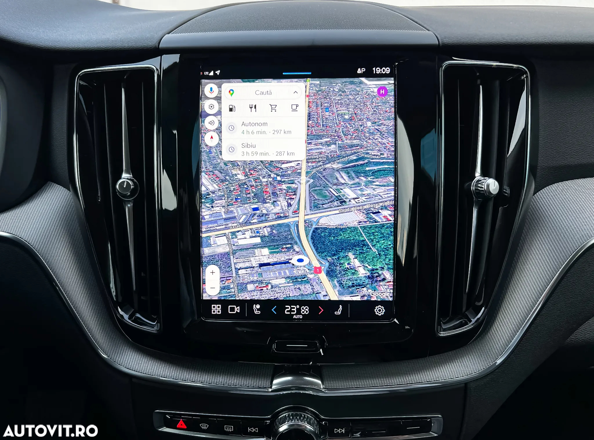 Volvo XC 60 B4 MHEV AT AWD Plus Dark - 12