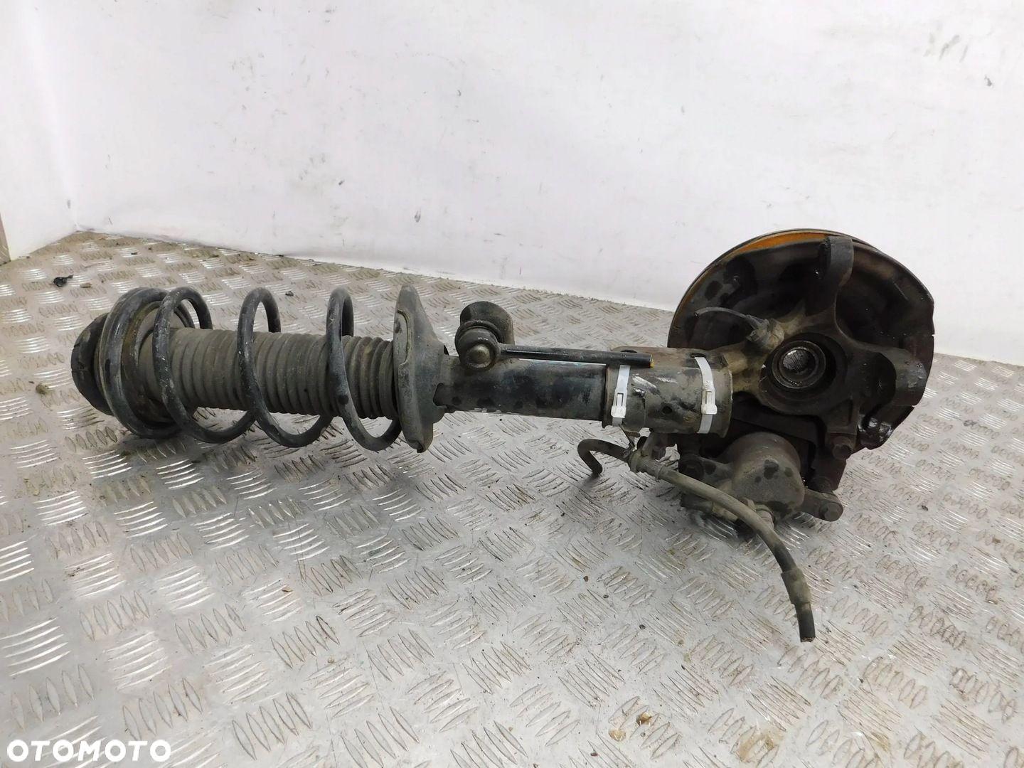 ZWROTNICA MCPHERSON PRAWA SUZUKI ALTO 1.0 - 2