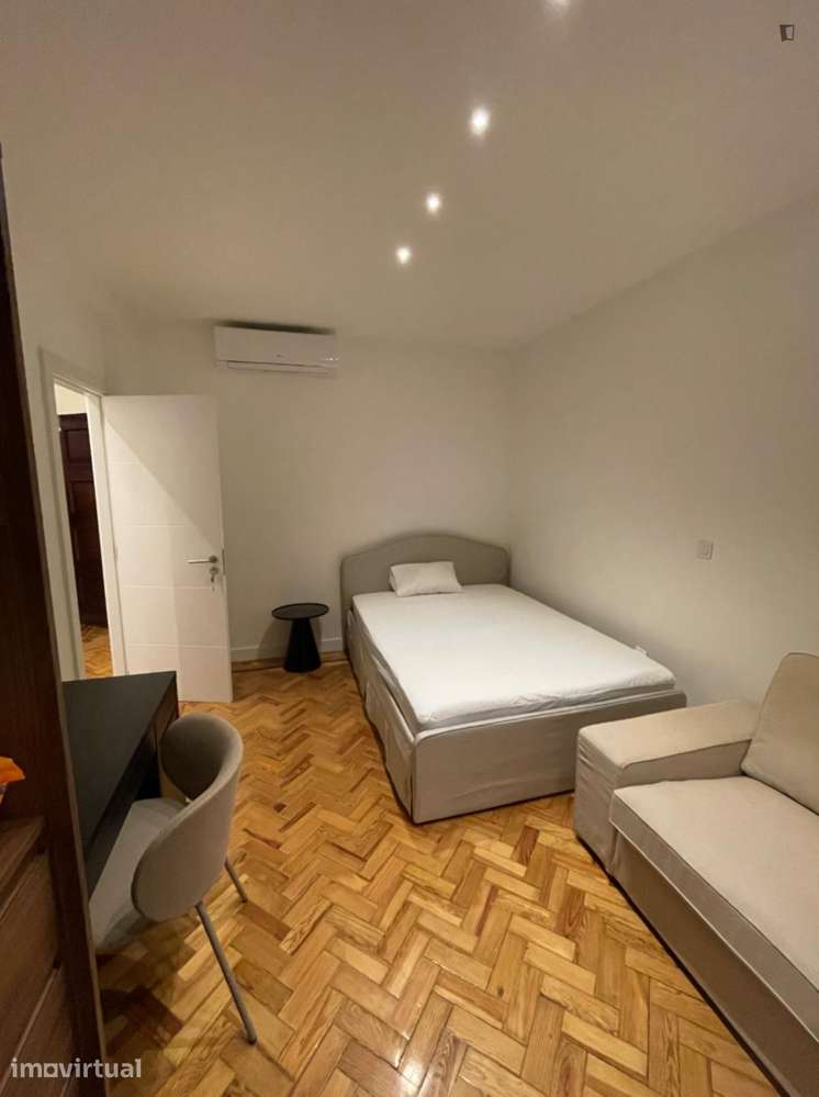 Quarto - localizado em Intendente Lisbon - Grande imagem: 3/16