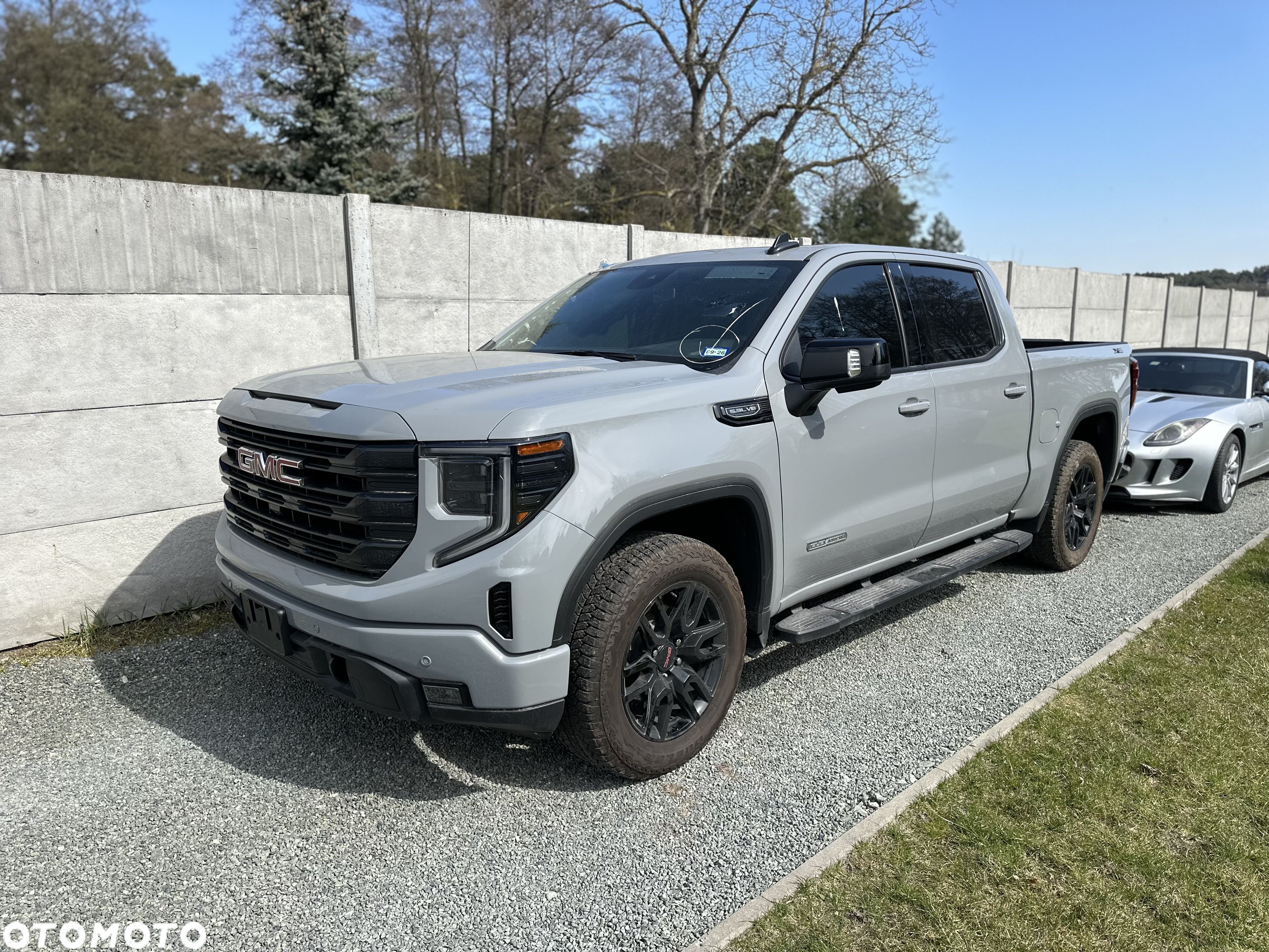 GMC Sierra - 1