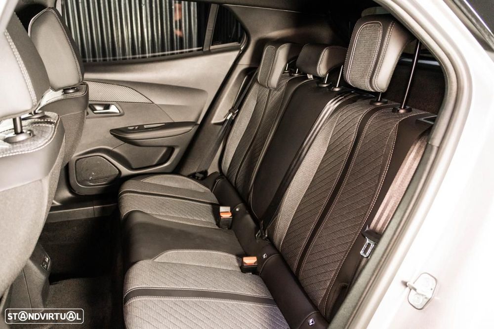 Peugeot e-2008 54 kWh Allure - 42