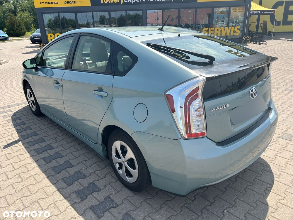 Toyota Prius (Hybrid) - 4
