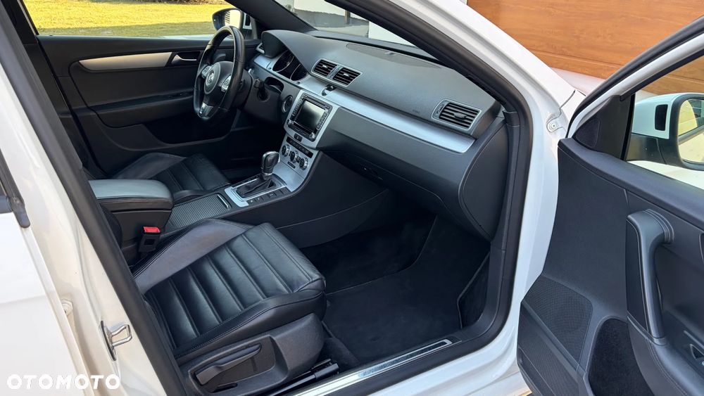 Volkswagen Passat 2.0 TDI DSG BlueMotion Technology R-Line - 16
