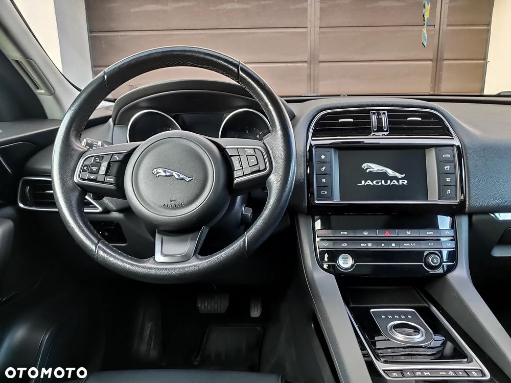 Jaguar F-Pace - 8