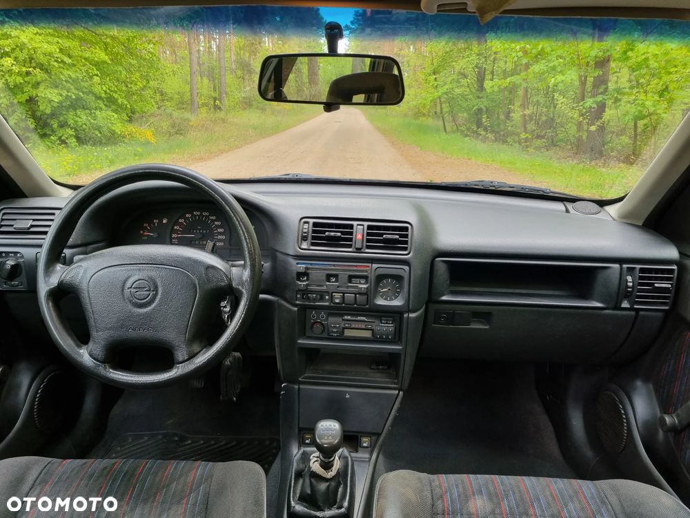 Opel Vectra 1.6 GL - 13