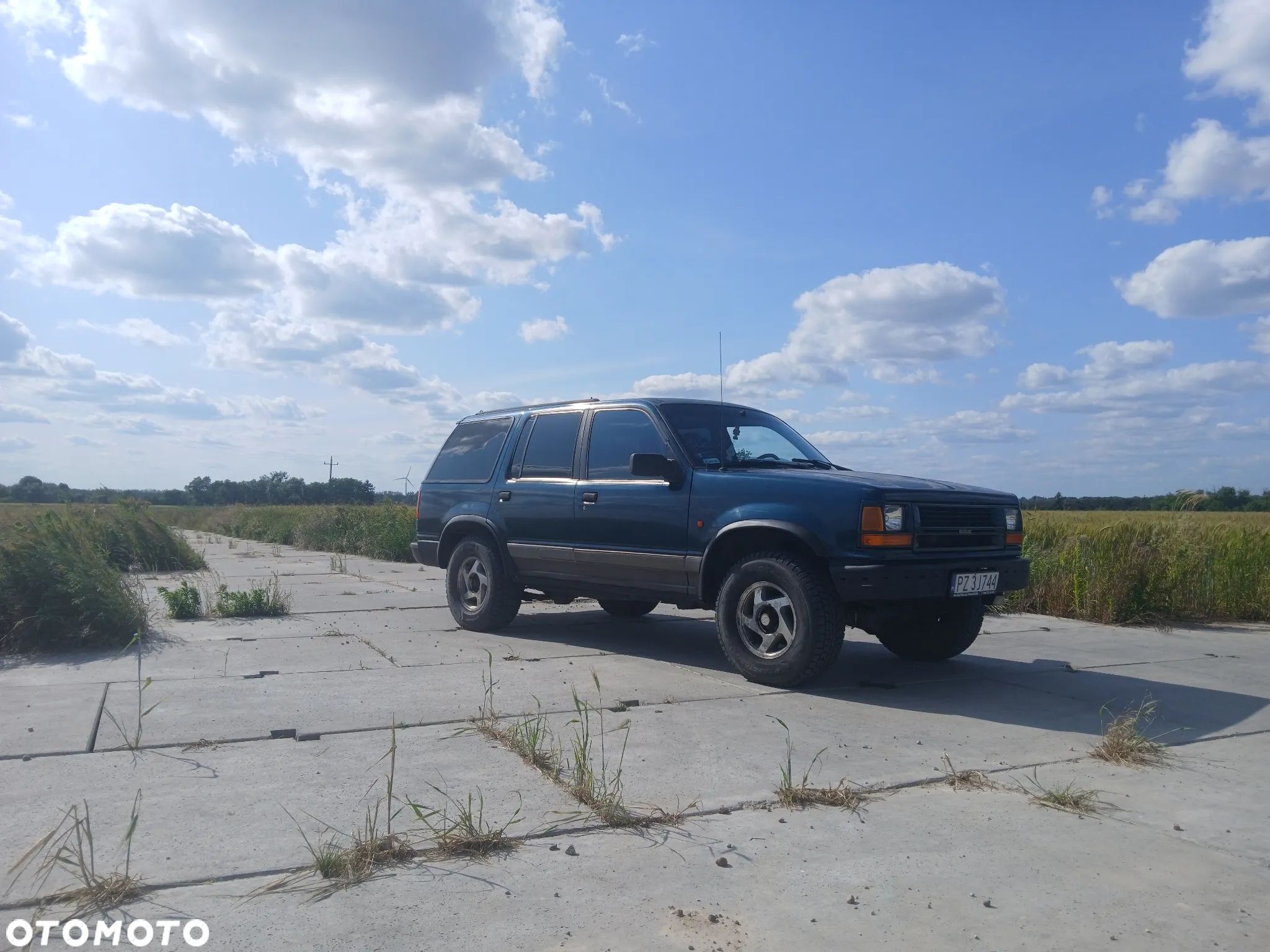 Ford Explorer Standard - 1