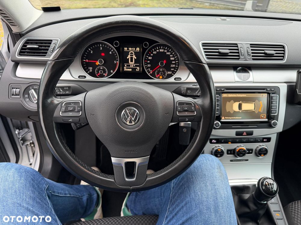 Volkswagen Passat Variant 1.6 TDI DPF BlueMot Highline - 18