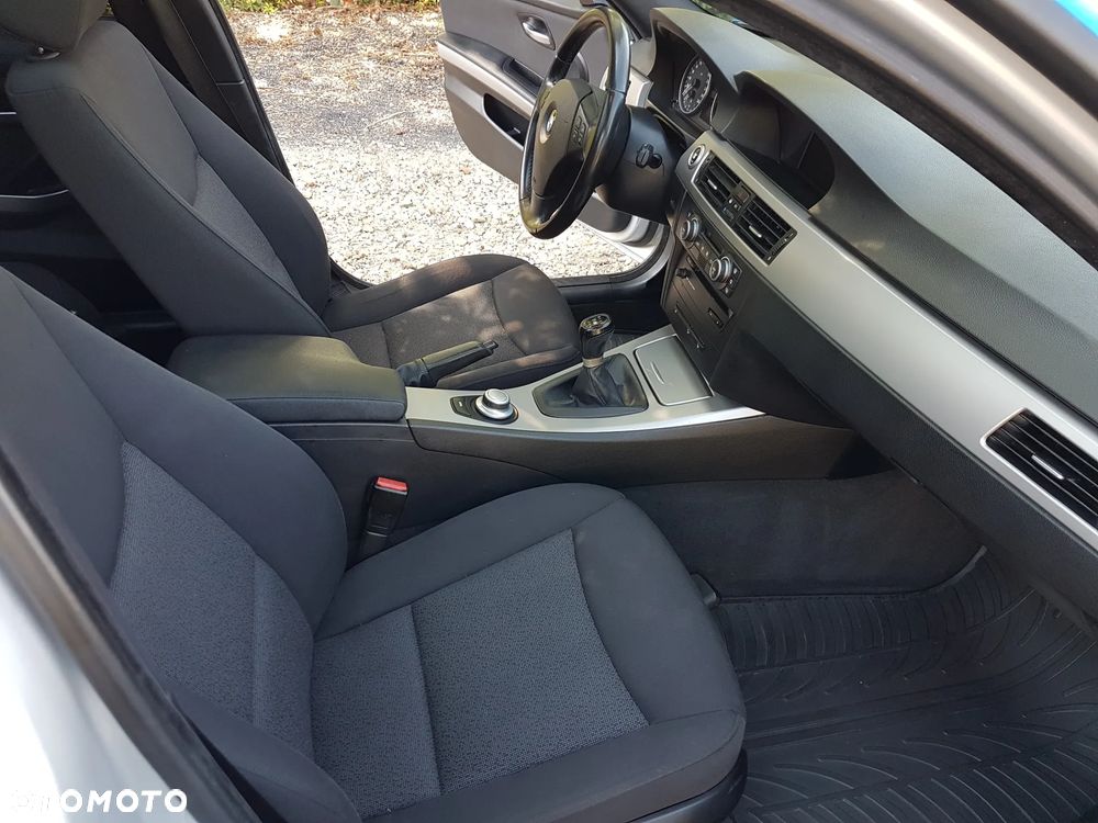 BMW Seria 3 325xi Touring - 16
