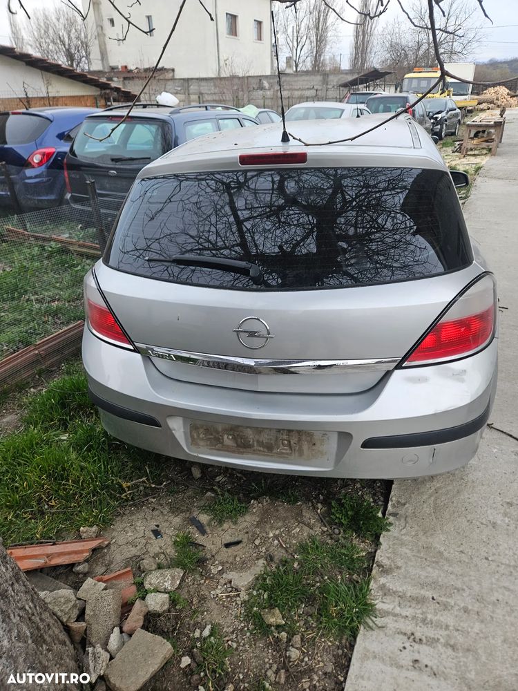 Dezmembrez opel astra h - 3
