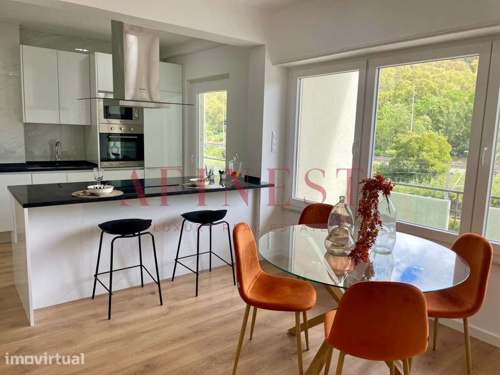 Apartamento T3 reabilitado com varandas em Benfica - Grande imagem: 3/26