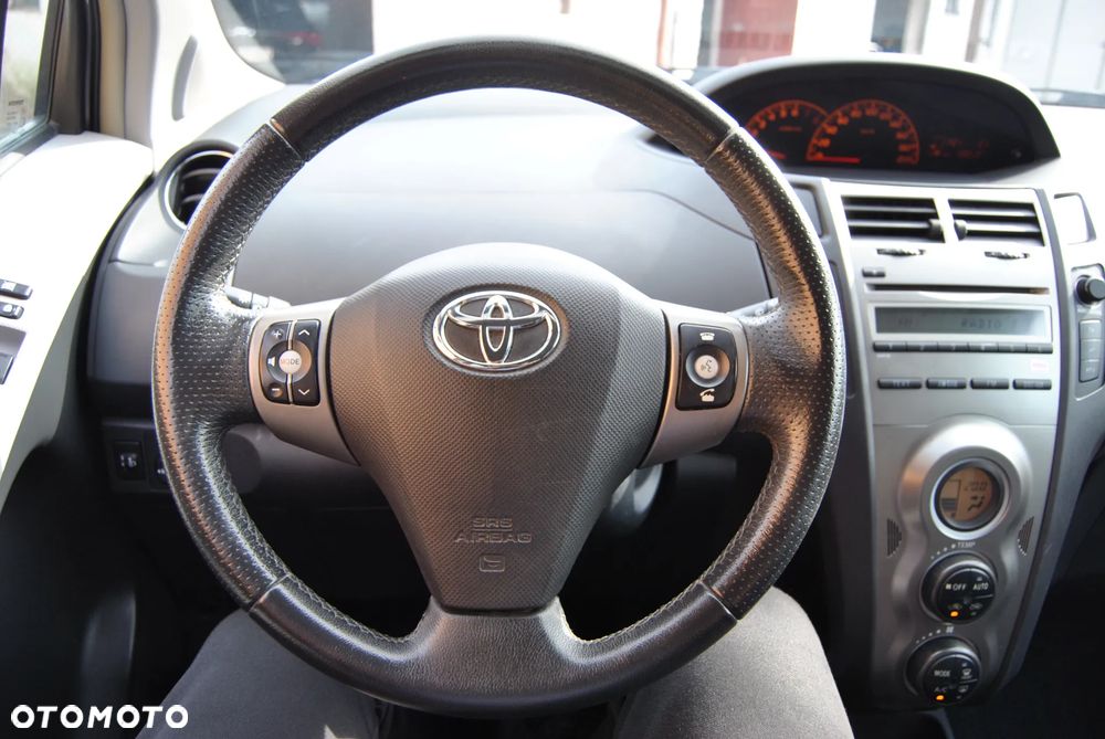 Toyota Yaris 1.33 VVT-i Executive - 27