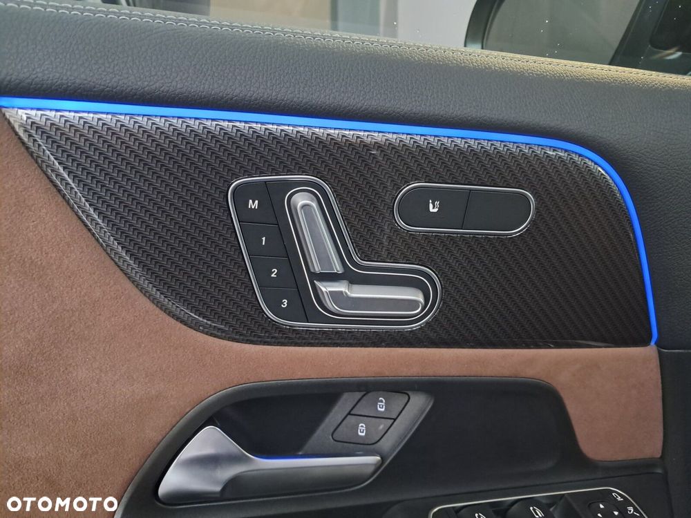 Mercedes-Benz GLA - 32