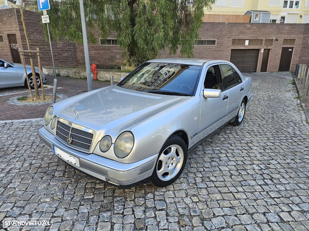 Mercedes-Benz E 220 D Classic - 1