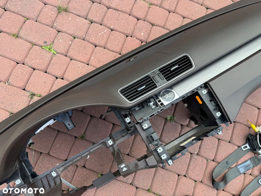 DESKA KONSOLA KOKPIT PODUSZKA PASY PASSAT B7 BRĄZOWA - 9