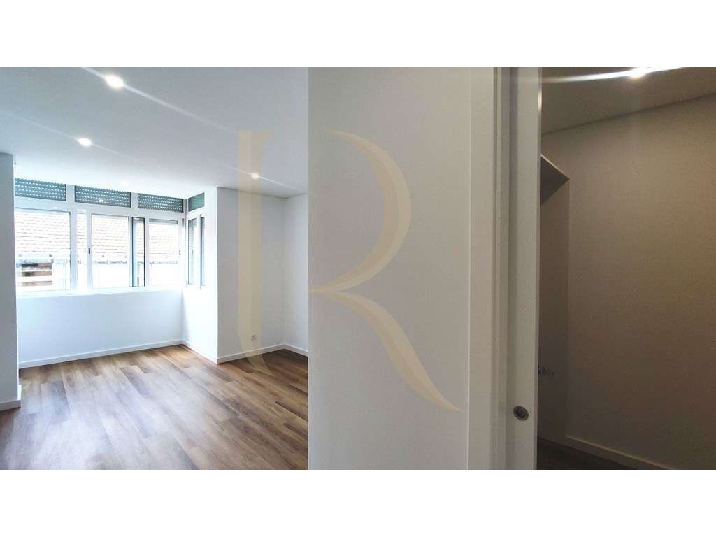 Apartamento T3 remodelado com elevador em Almada - Grande imagem: 4/18