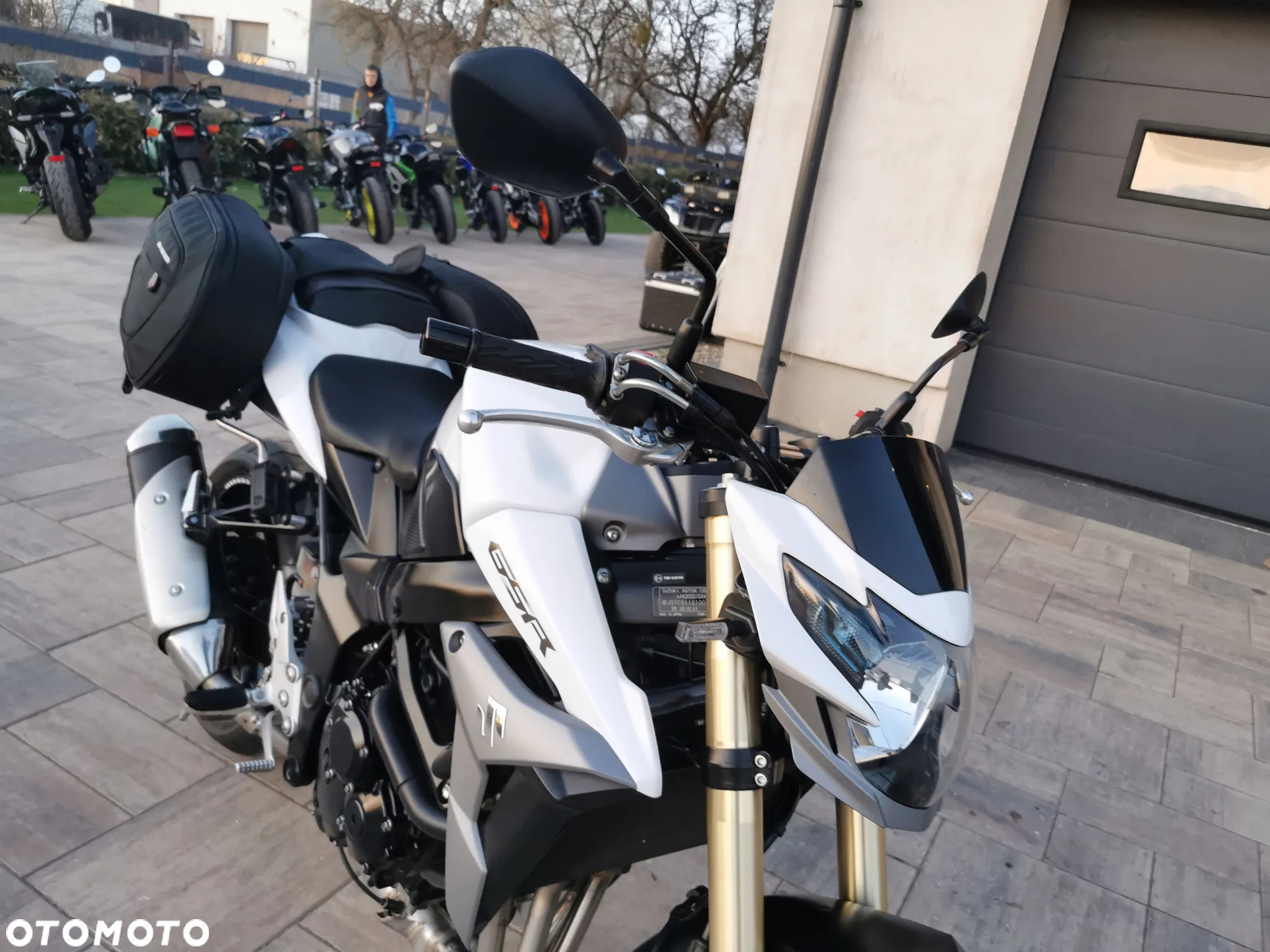 Suzuki GSR - 24