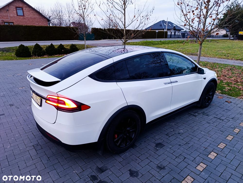 Tesla Model X - 23